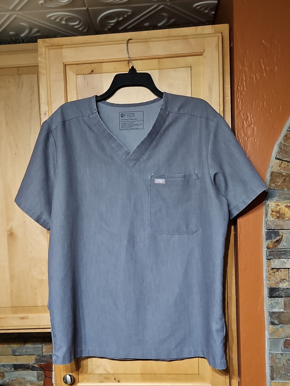 Figs Leon Three-Pocket Short Sleeve Scrub Top Graphite Gray